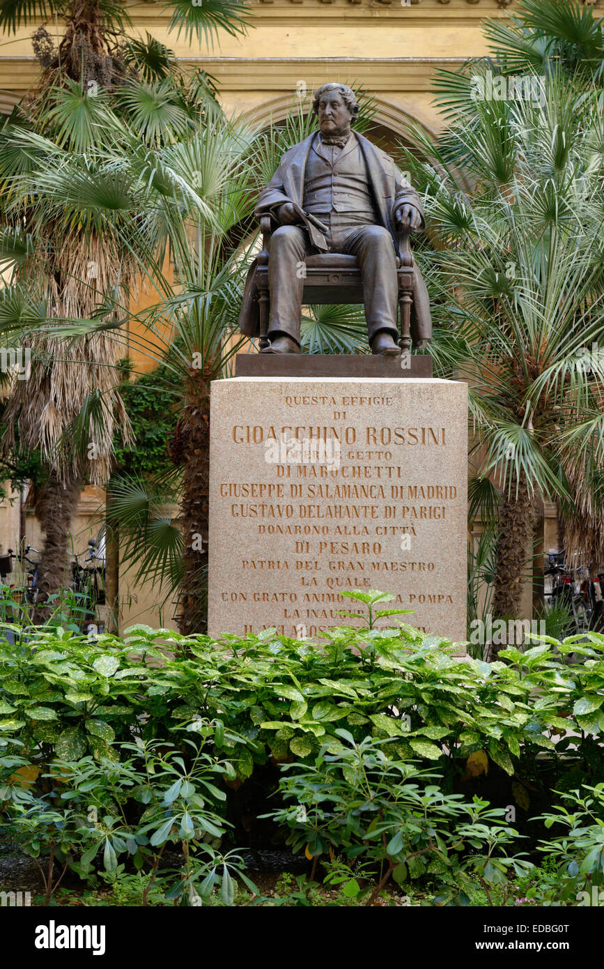 Statue von Gioacchino Antonio Rossini von Carlo Marochetti, im Hof des Musik-Konservatorium Conservatorio Statale di Stockfoto