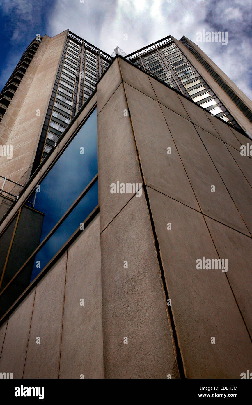 Die 70 Stil konkrete Zwillingstürme des Hilton Hotels am Park Lane, London. Stockfoto