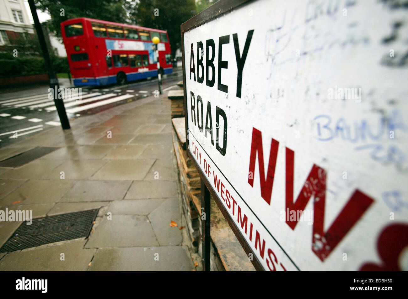 Die berühmten Fußgängerüberweg vor Abbey Road Studios verwendet von den Beatles auf ihrem Album Abbey Road in London. Stockfoto