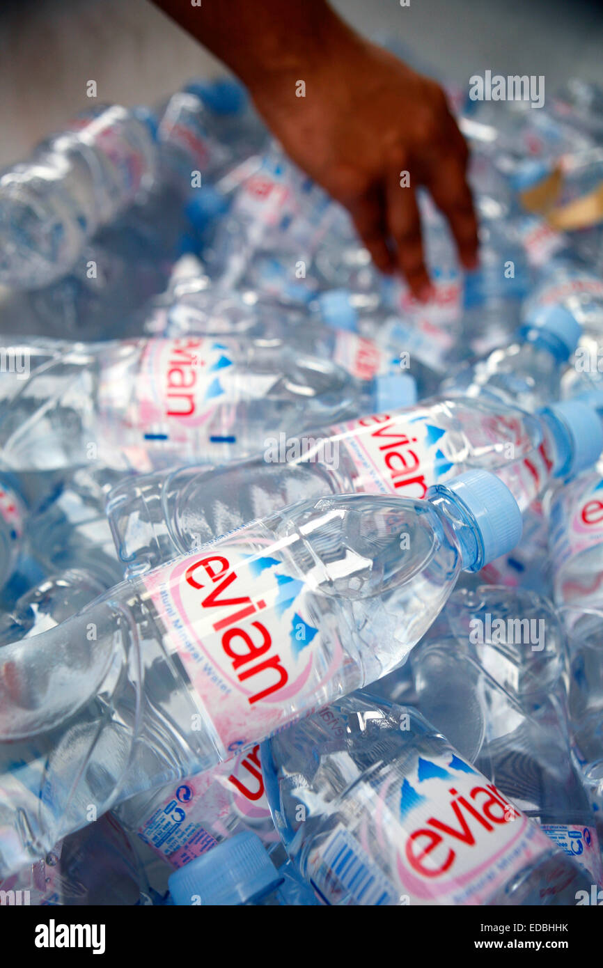 Bild zeigt: Flaschen Evian Wasser; ein Danone-Produkt. Stockfoto