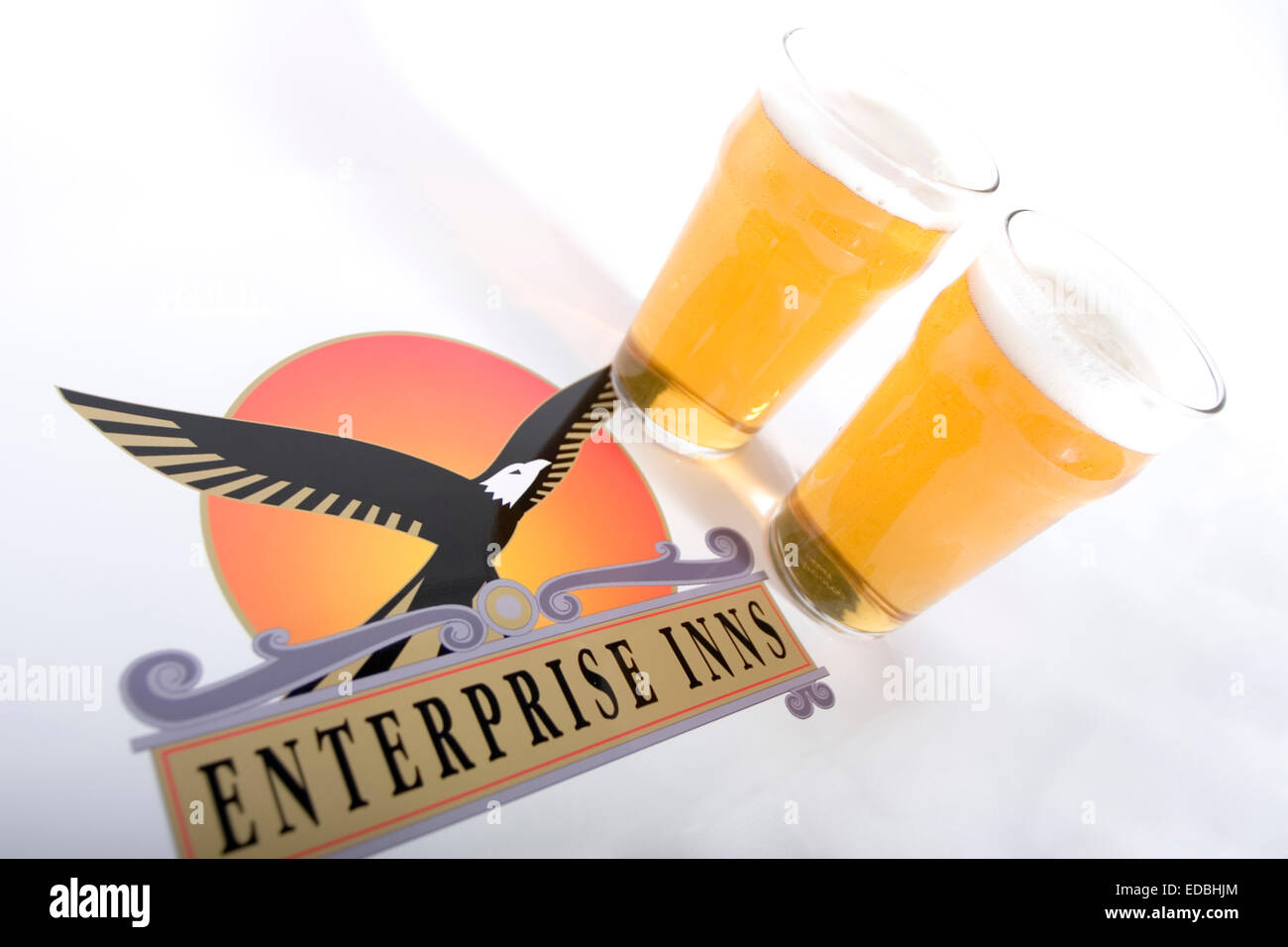 Anschauliches Bild der Enterprise Inns Logo und zwei Pints von größeren Stockfoto