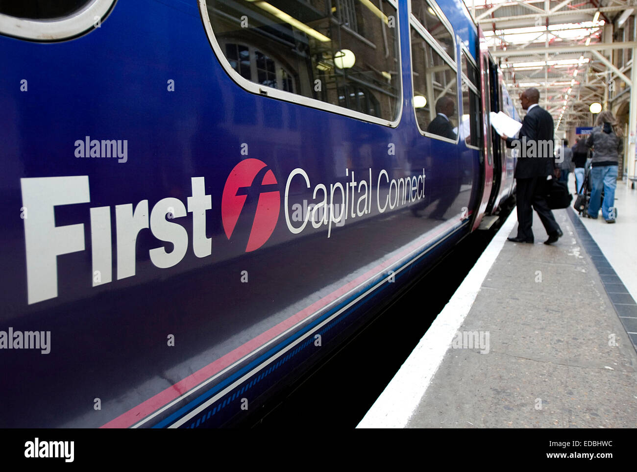 Pendler auf eine First Capital Connect-Dienst am Bahnhof Kings Cross, London. Stockfoto