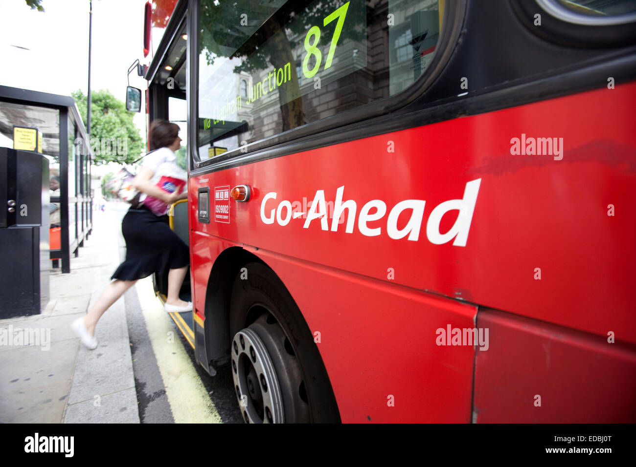 Anschauliches Bild eines Busses Go Ahead, im Zentrum von London. Stockfoto