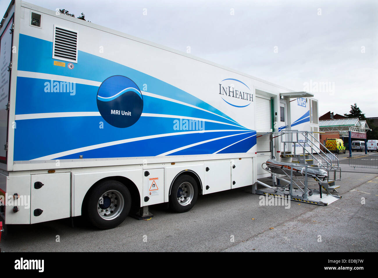 Mobile-MRT-Scanner in speziell angefertigten Trailer auf eine NHS-Krankenhaus Stockfoto