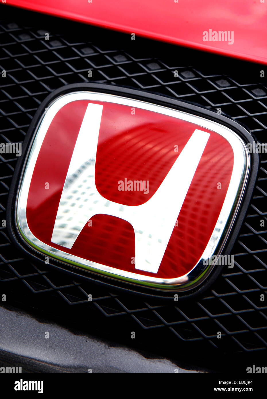 Bild zeigt eine hochglanzpolierte Honda-emblem Stockfoto