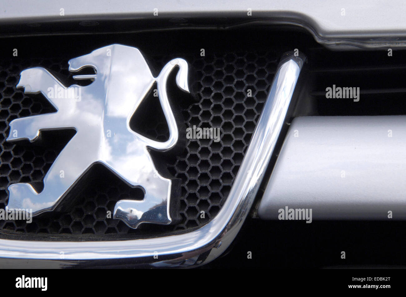 Peugeot car grill emblem Fotos und Bildmaterial in hoher Auflösung