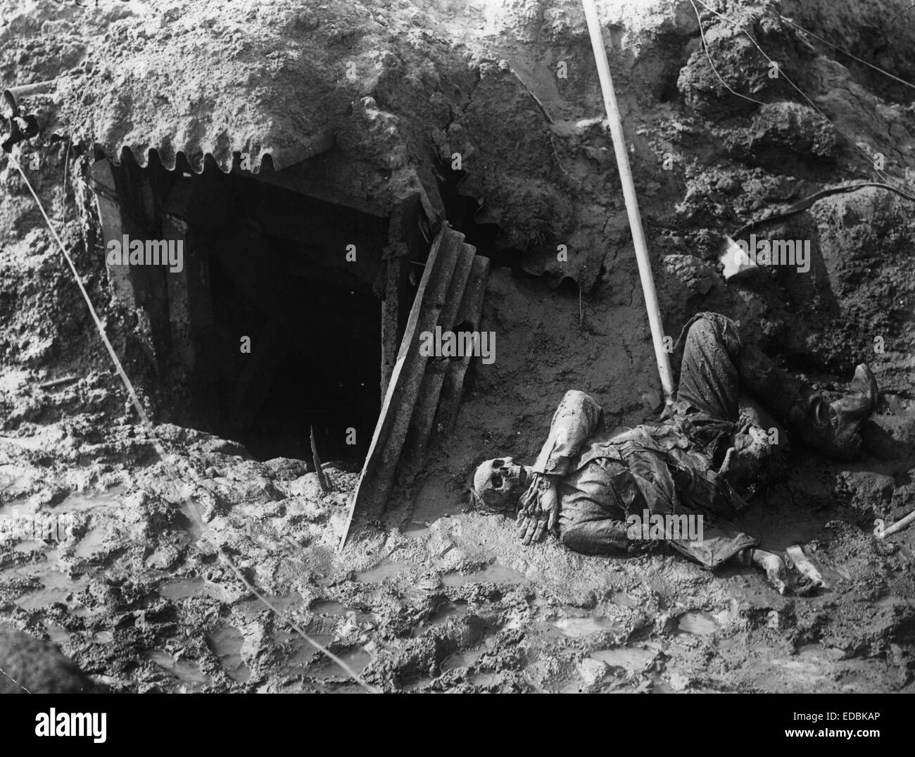 Ein toter deutscher außerhalb seiner Einbaum. Stockfoto