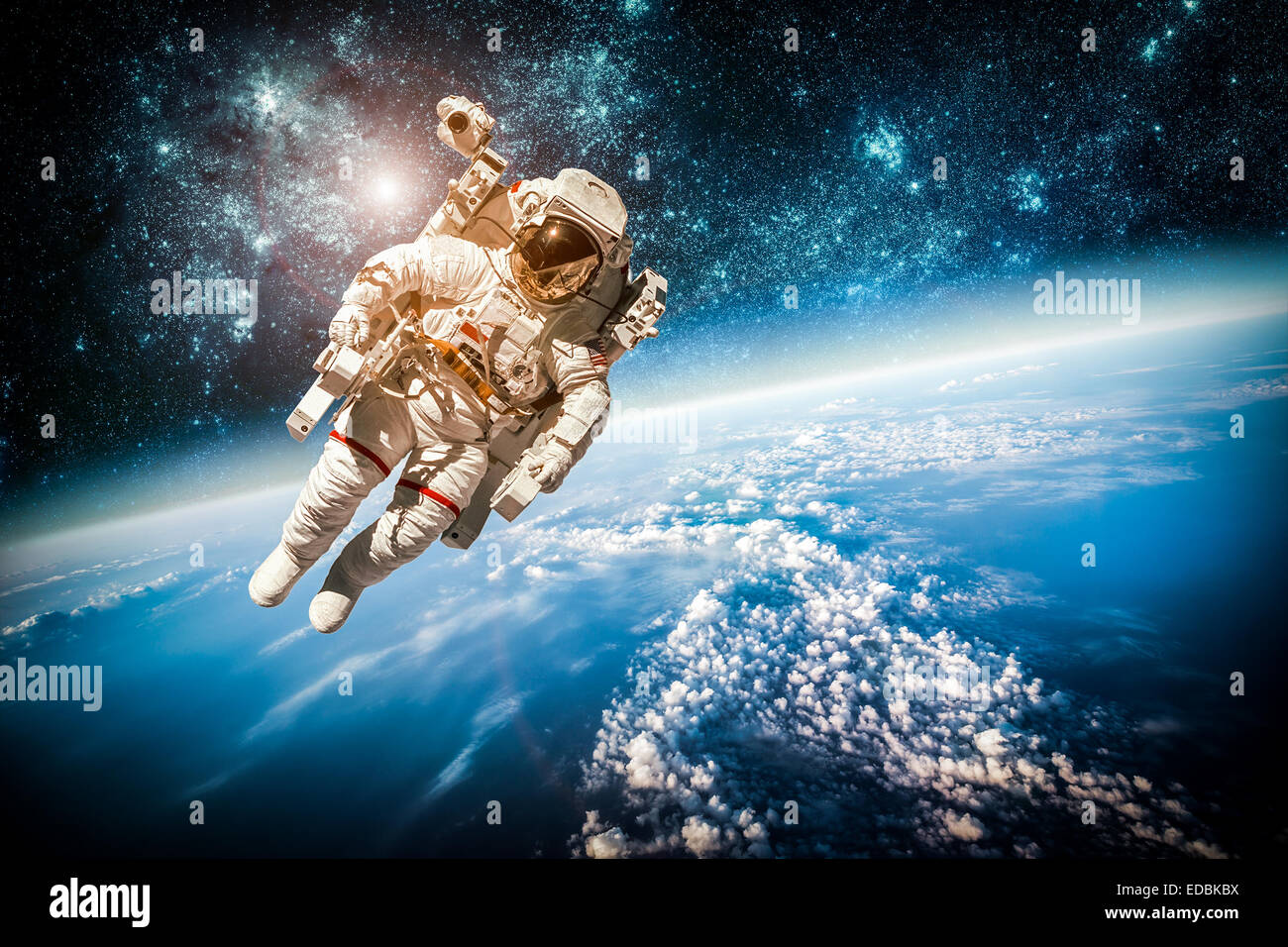 Astronaut im Weltraum vor dem Hintergrund des Planetenerde. Elemente des Bildes von der NASA eingerichtet. Stockfoto