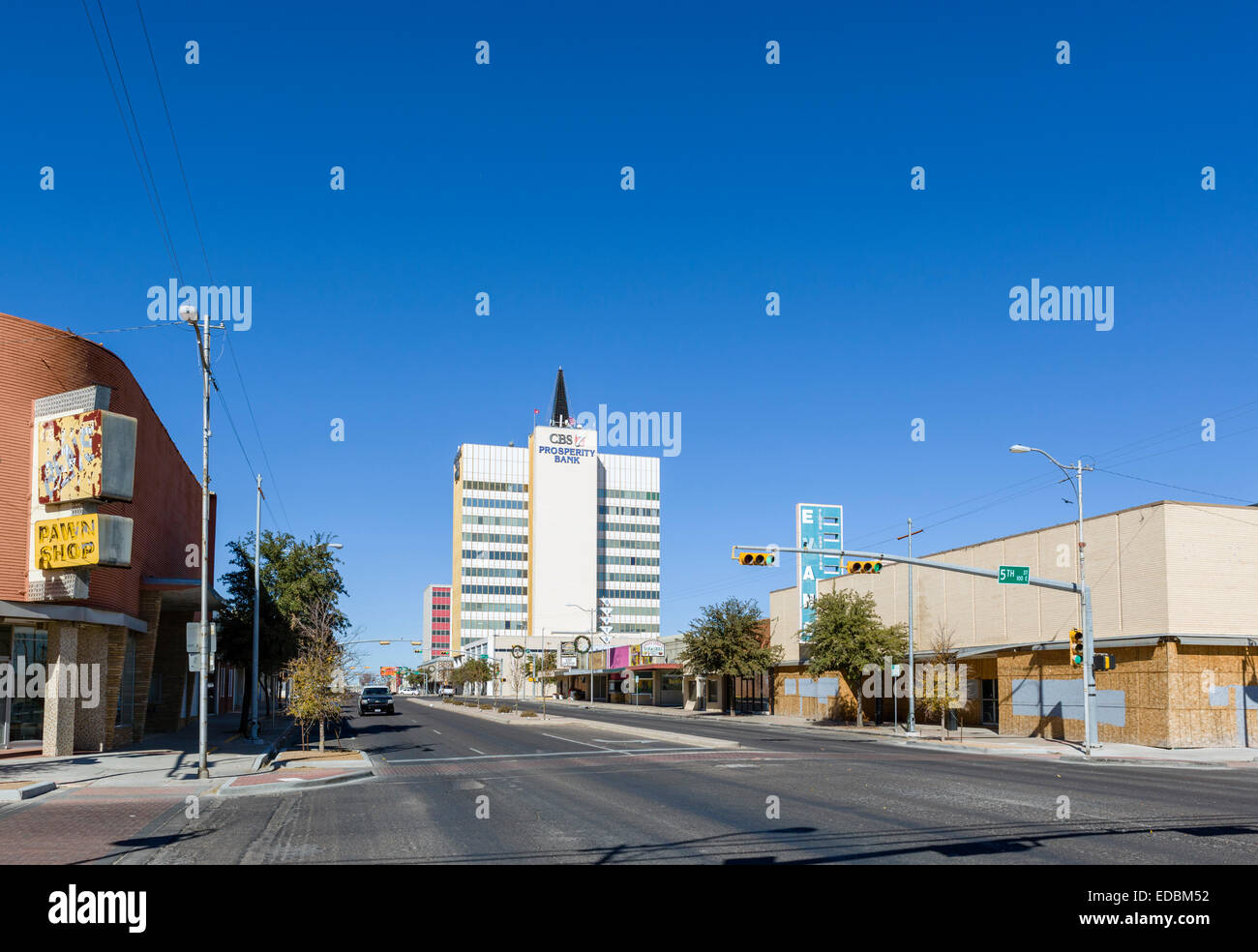 North Grant Avenue an der Kreuzung mit der 5th Street im Zentrum von Odessa, Texas, USA Stockfoto