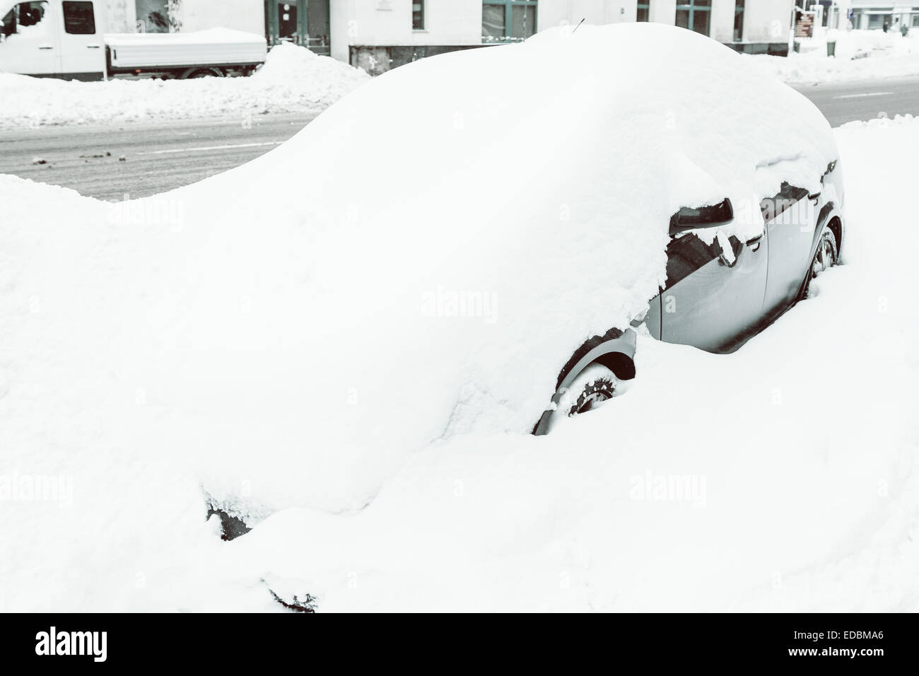 Retro-Foto von Schnee bedeckten Auto im schweren Winter Stockfoto