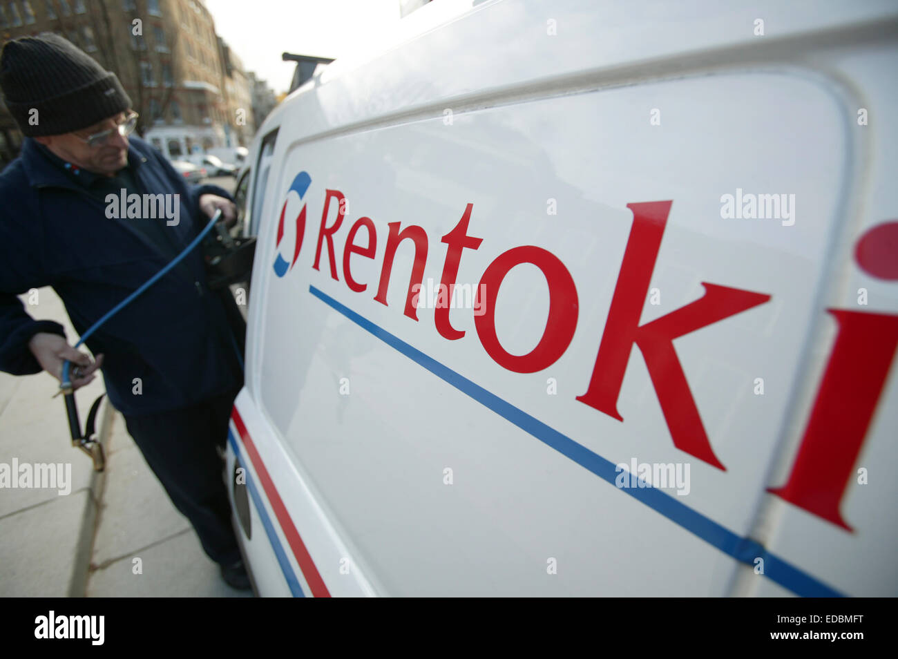 Ein Mitarbeiter von Rentokil Vorbereitung Ausrüstung. Stockfoto
