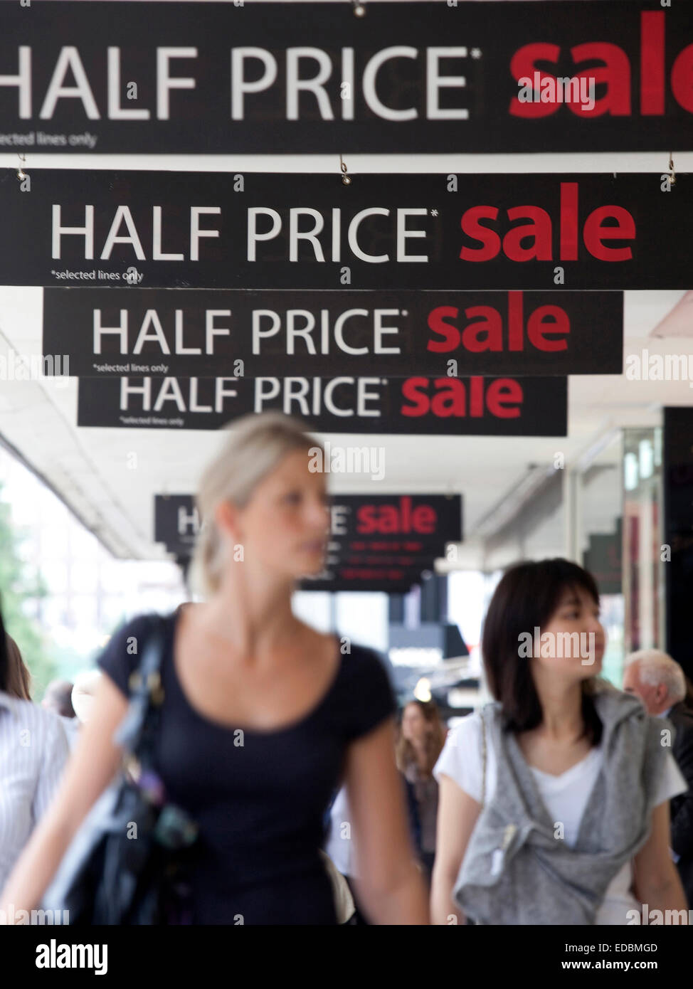 Shopper in der Londoner Oxford Street. Stockfoto