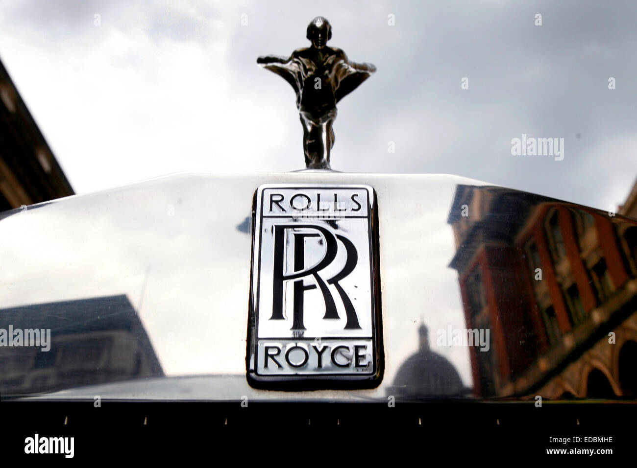 Ein Low-Winkel-Detail eines Rolls-Royce-Autos und sein Logo, geflügelte Frau Statue des berühmten Stockfoto