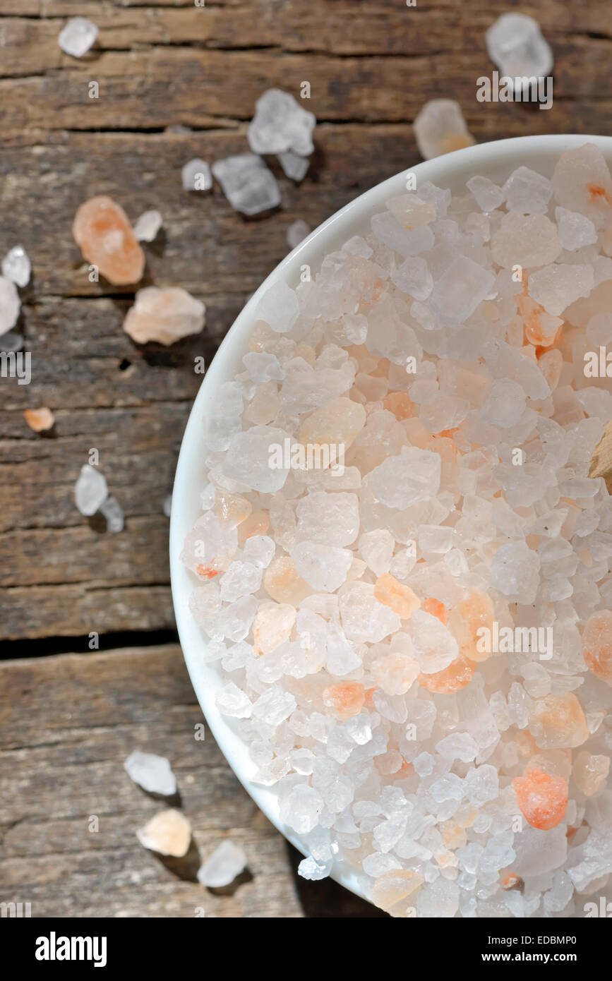 Rosa Himalaya-Salz auf alten Holztisch Stockfoto