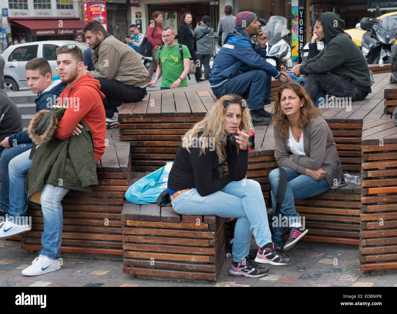 Mutter und Tochter haben eine Pause, Athen, Griechenland Stockfoto
