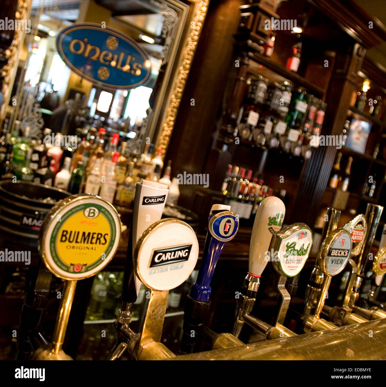 Anschauliches Bild im Inneren ein O'Neills Pub ist eine Marke Format von Mitchells und Butlers Plc. 20.05.09 Stockfoto