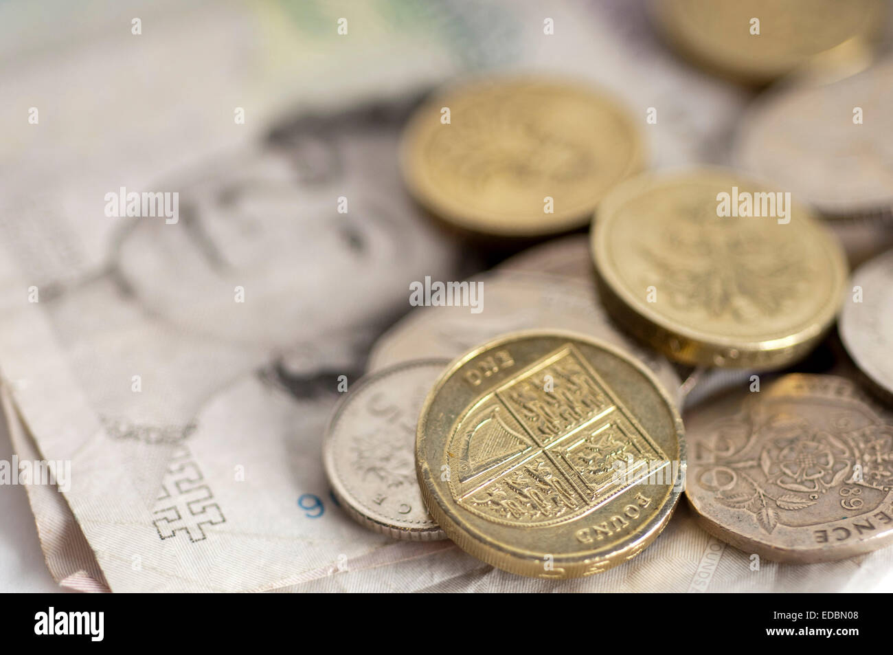 Illustrative Bild der verschiedenen Bezeichnung Sterling Münzen und eine fünf-Pfund-Note. Stockfoto