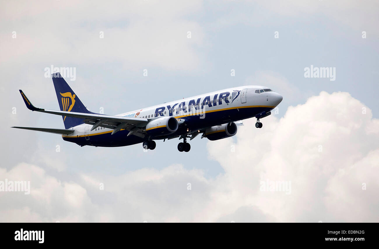 Ein Ryanair-Flugzeug bereitet landen am Flughafen London-Stansted, Essex. Stockfoto