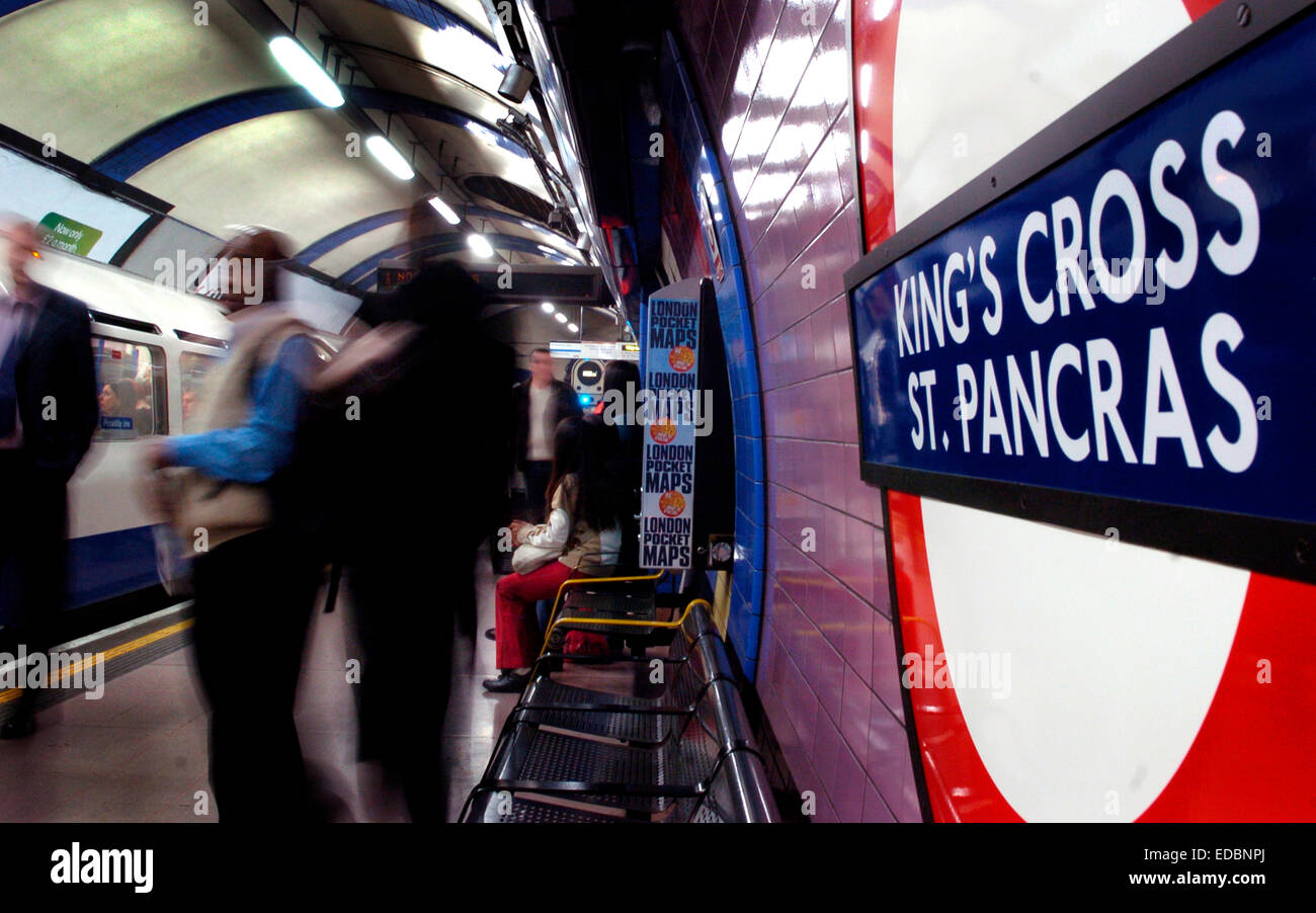 Menschen warten auf Piccadilly Linie Plattform am Kings Cross St. Pancras underground station Stockfoto