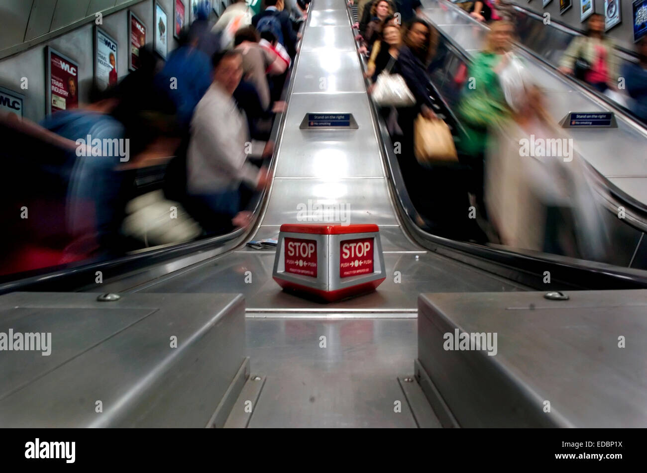 Menschen mit den Rolltreppen führen von und nach einer Tiefgaragen-Plattform Stockfoto