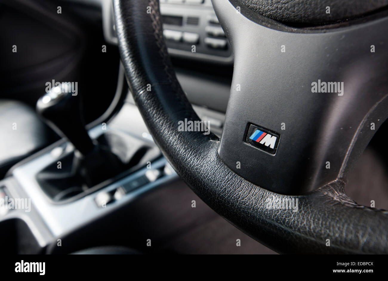 BMW M Sport-Lenkrad und manuelle Getriebe Stick in einem E46 3-Serie-Auto  Stockfotografie - Alamy