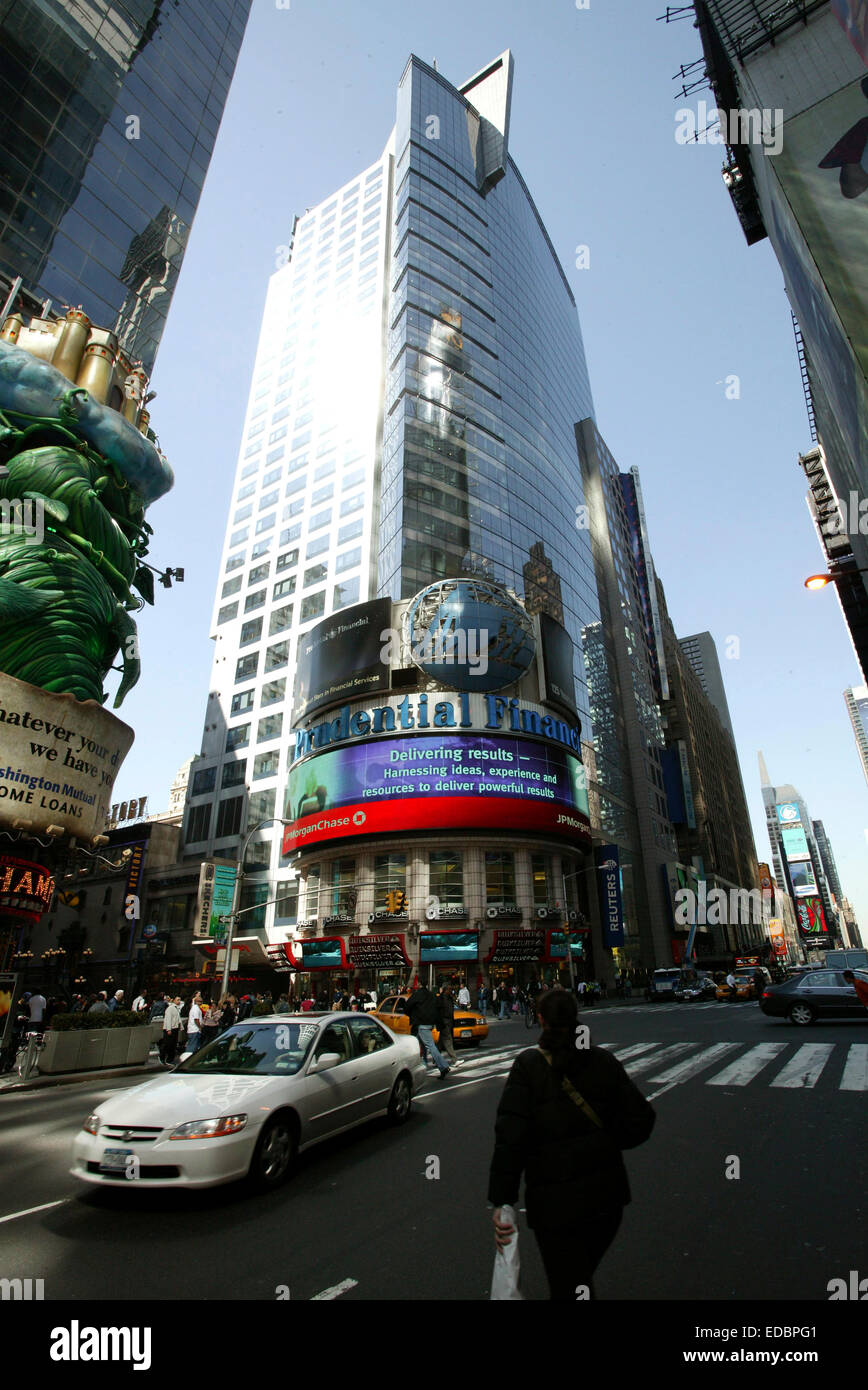 New York, NY. Das Prudential Financial Zeichen auf drei Times Square Manhattan. Stockfoto