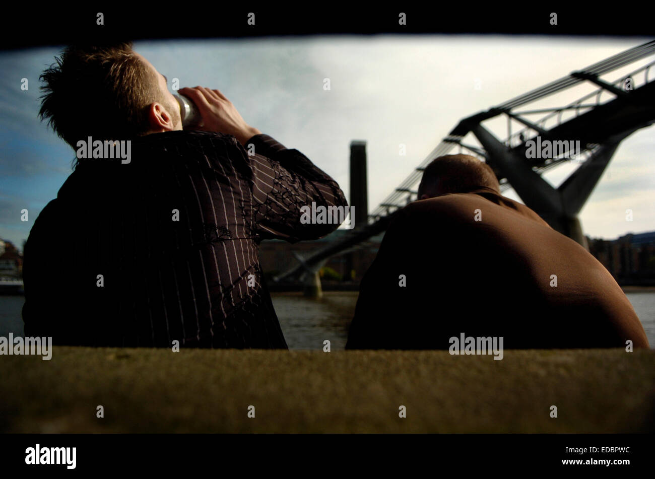 Polnische Arbeiter Entspannung nach der Arbeit von der Millennium Bridge, gegenüber der Tate Modern Stockfoto