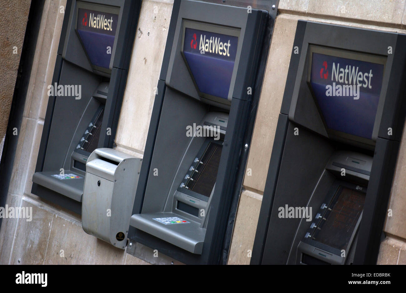 Eine Reihe von drei NatWest Geldautomaten. Stockfoto