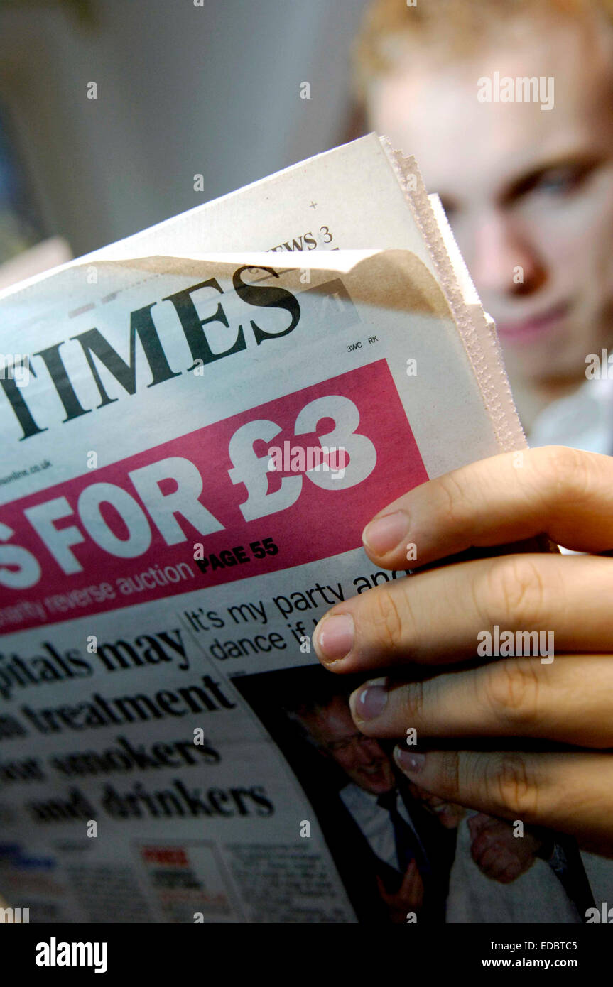 Ein Mann liest die Zeitung Times. Stockfoto