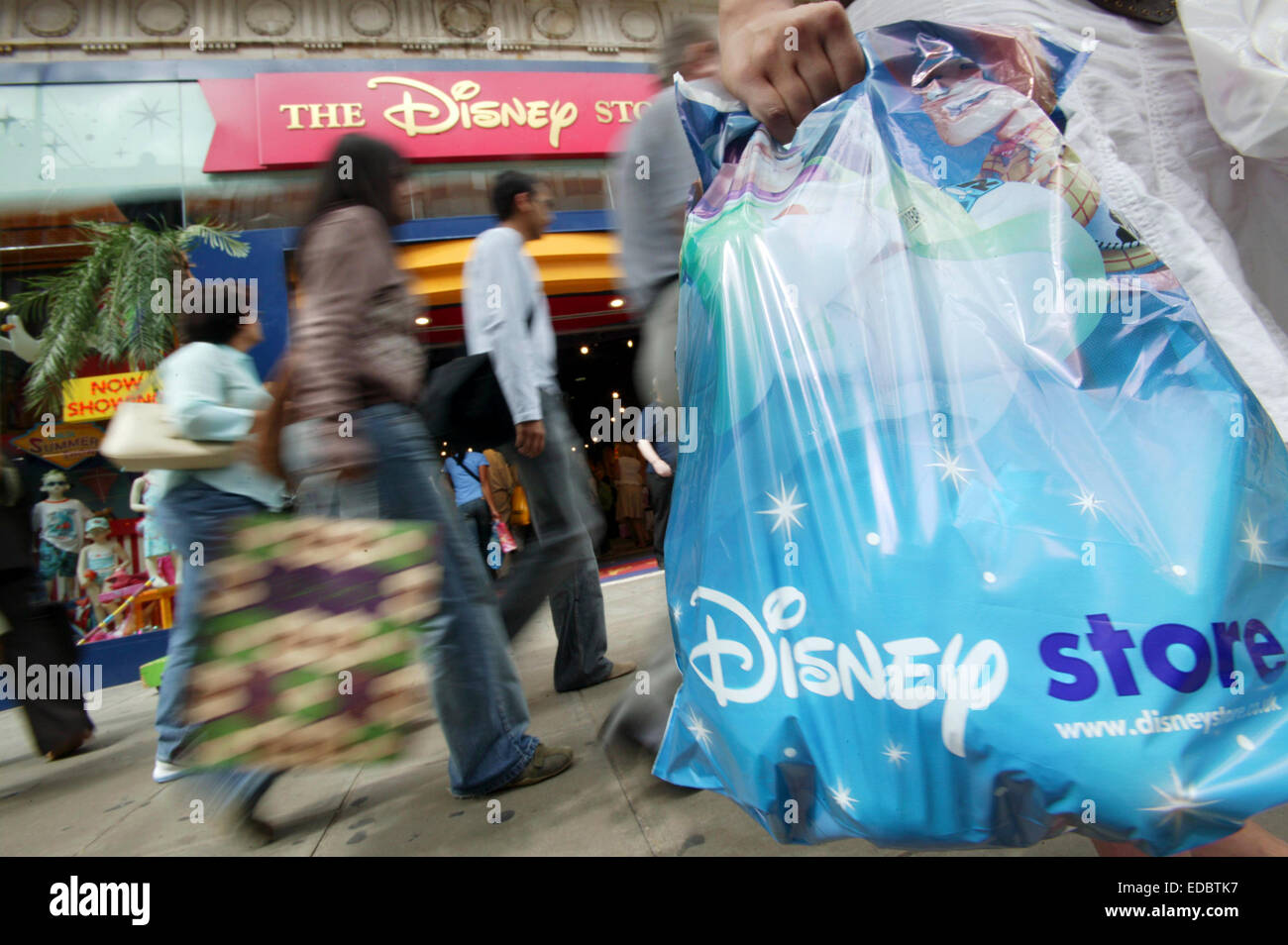 Menschen beim Einkaufen im Disney Store auf der Oxford Street. Stockfoto