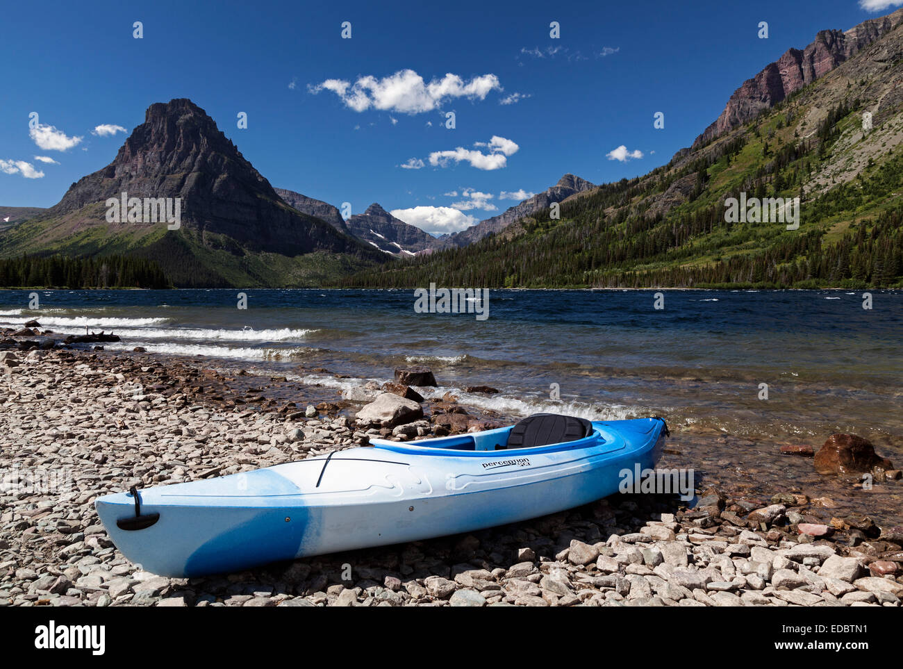 Kanu auf zwei Medicine Lake, Sinopha Berg auf der Rückseite, Glacier Nationalpark, Rocky Mountains, Montana, USA Stockfoto