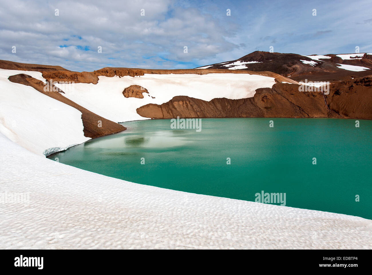 Schneefelder, Kratersee, türkisfarbenes Wasser, Krafla, Island Stockfoto
