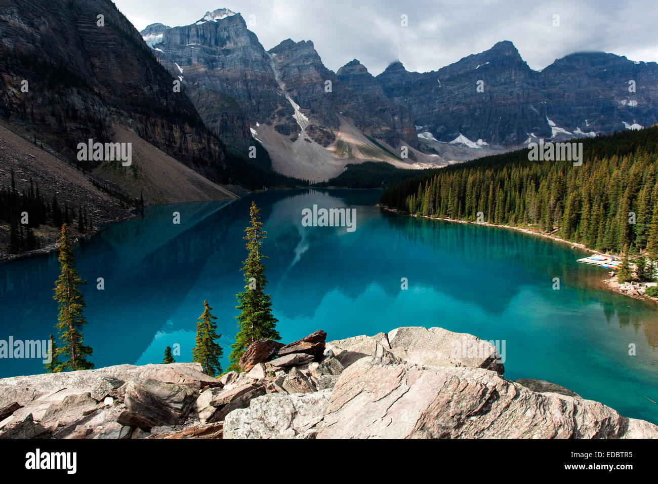 Lake Moraine, Wenkchemna Range auf der Rückseite, die kanadischen Rockies, Banff Nationalpark, Alberta, Kanada Stockfoto