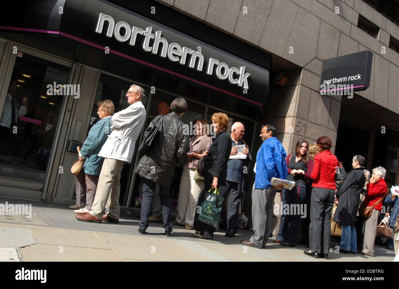 Menschen Schlangestehen vor eine Filiale von Northern Rock auf der Höhe der insuing Bankenkrise im Jahr 2008 Stockfoto