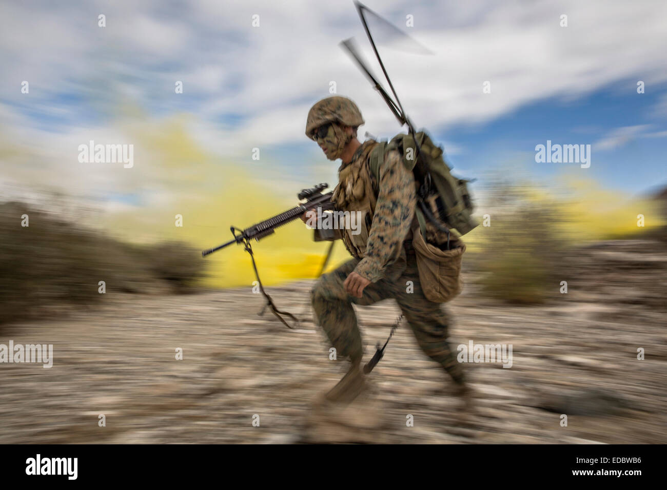 Ein US-Marine fährt unter die Verheimlichung von Rauch während eine kombinierte Waffen-Übung auf der Marine Corps Air Ground Combat Center 17. Dezember 2014 in Twentynine Palms, Kalifornien. Stockfoto