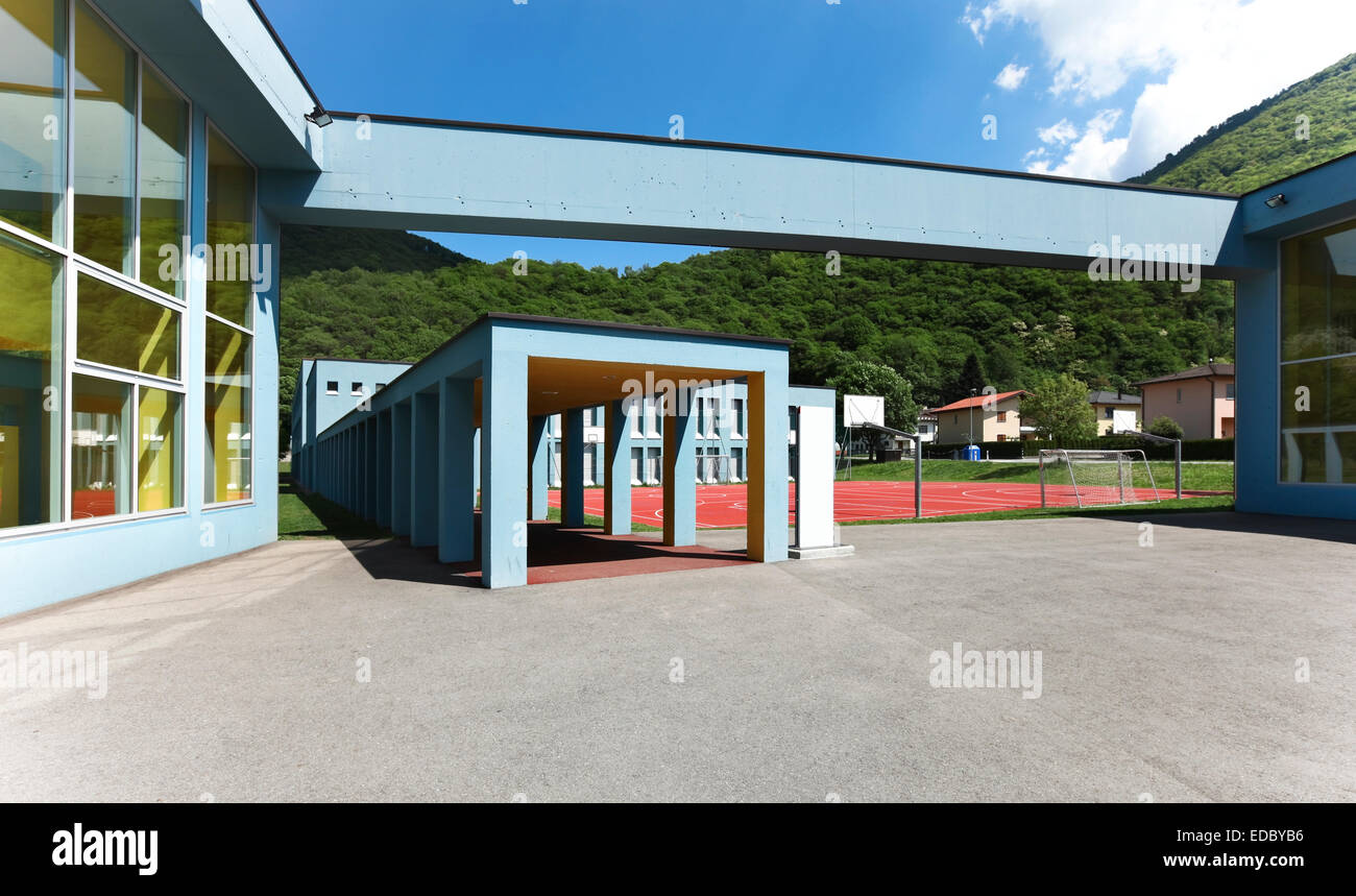 öffentliche Schulgebäude von außen Stockfoto
