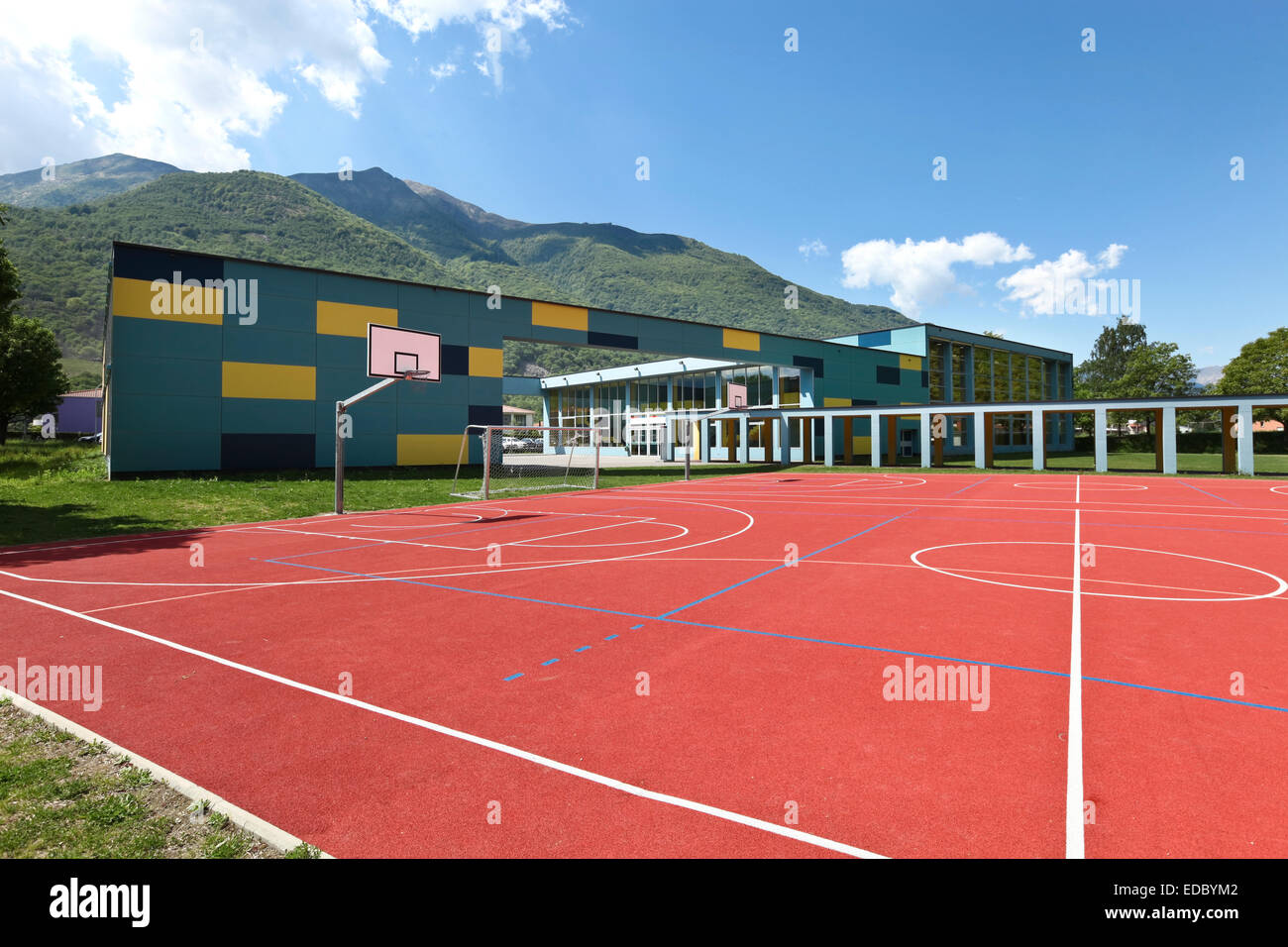 öffentliche Schulgebäude von außen Stockfoto