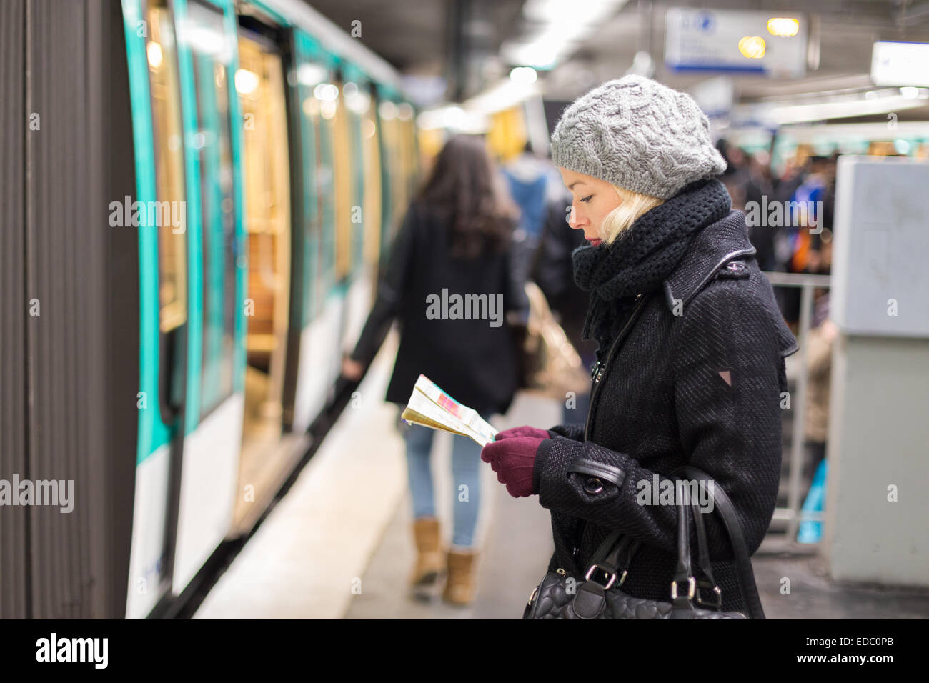 Lady wartet auf u-Bahn-Bahnsteig. Stockfoto