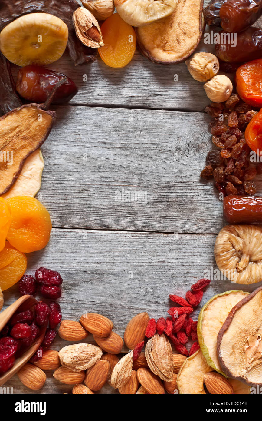 Mischung aus getrockneten Früchten und Mandeln - Symbole der jüdischen Feiertag Tu Bishvat. Exemplar Hintergrund. Stockfoto