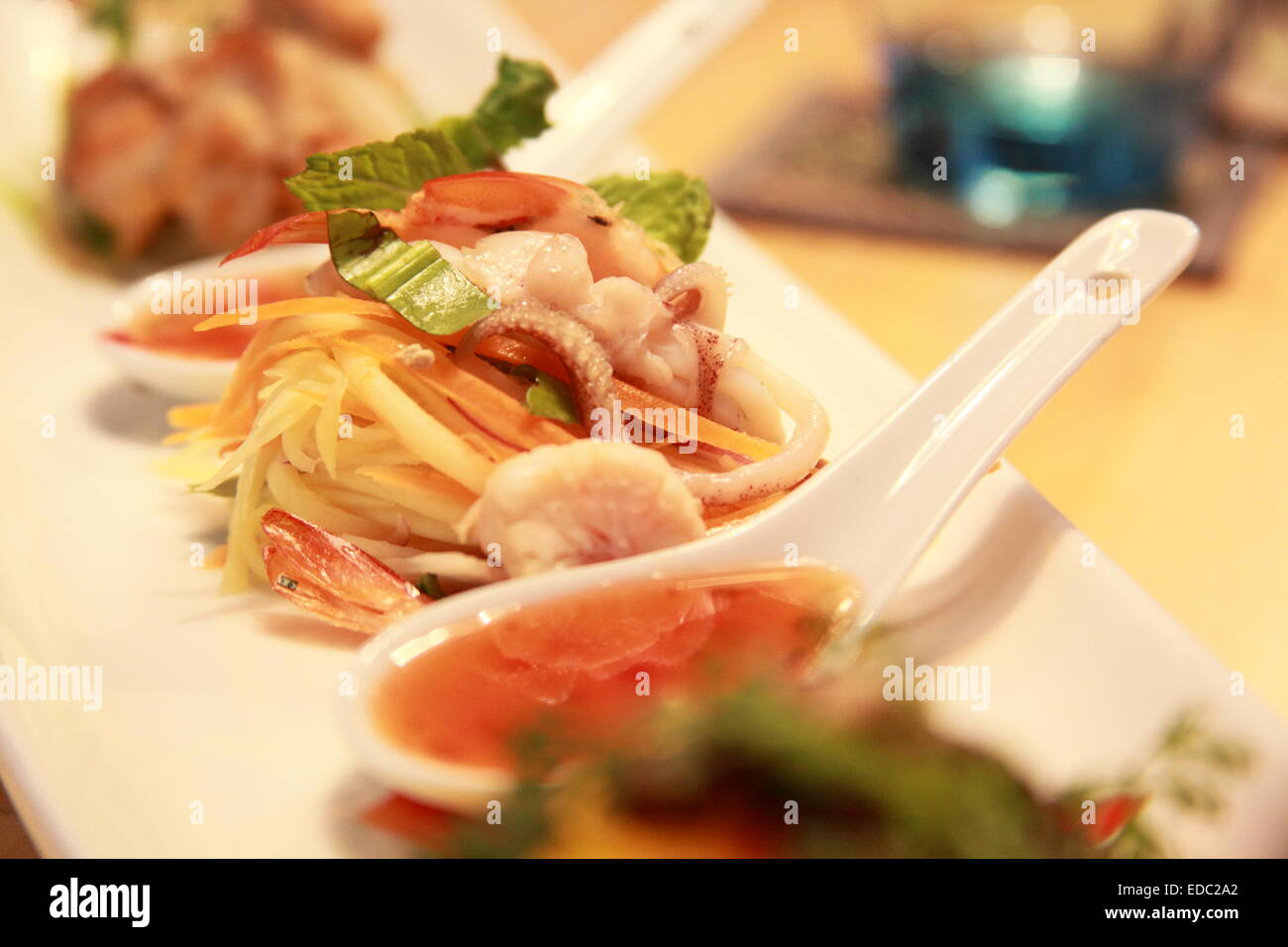 Asiatische Salate - grüne Mango mit Meeresfrüchten Stockfoto