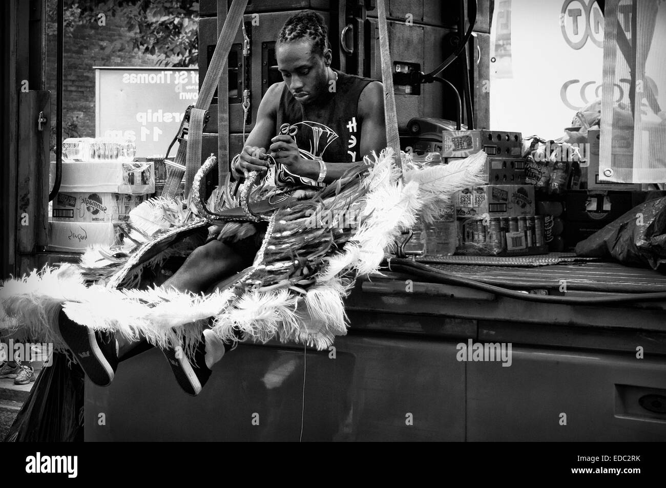 LONDON, UK 24. August 2014: Notting Hill Carnival. Junger Mann setzt seinen Karnevalskostüm Feinschliff. Stockfoto