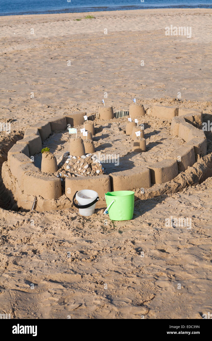 Sandburgen bauen und Eimer am Strand Stockfotografie - Alamy