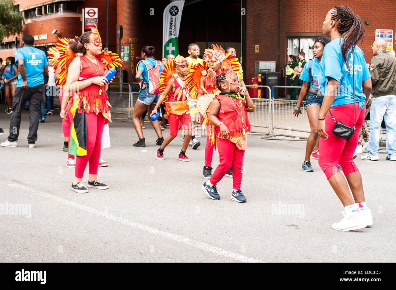 LONDON, UK - 24. August 2014: Notting Hill Carnival, Kindertag. Gruppe von Kindern im Rahmen der Parade tanzen. Stockfoto