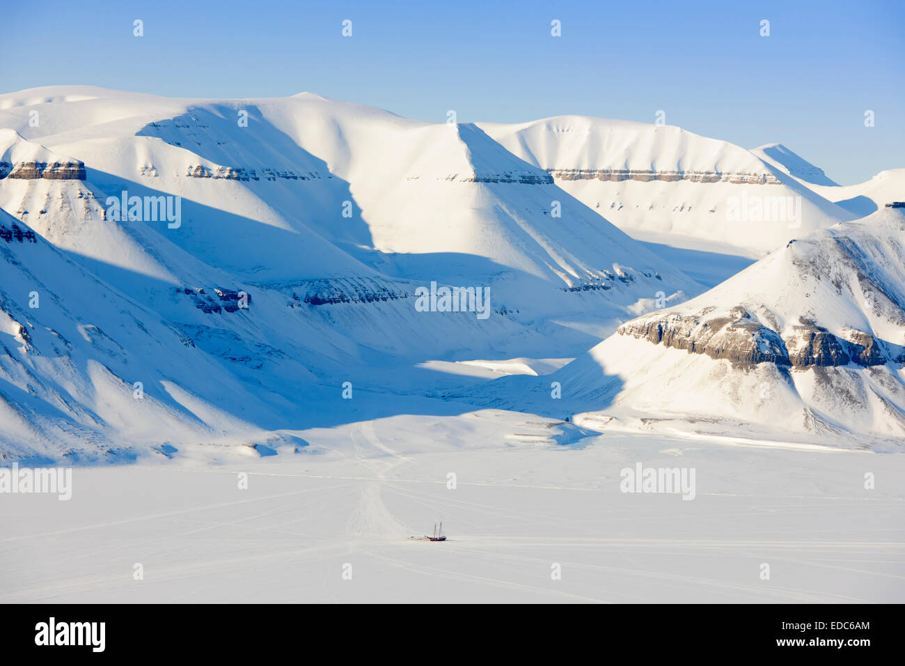 Blick über das Meer Eis eingefroren, Tempelfjorden, Segelschiff, eingefroren im Eis, Spitzbergen (Svalbard) Norwegen. Stockfoto