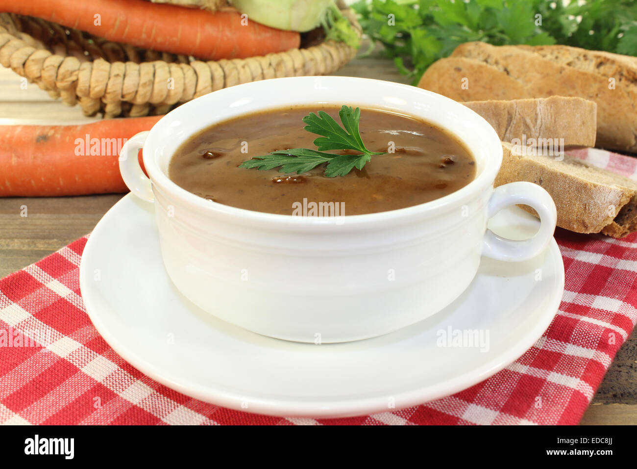 eine Tasse Ochsenschwanzsuppe und Petersilie Stockfoto