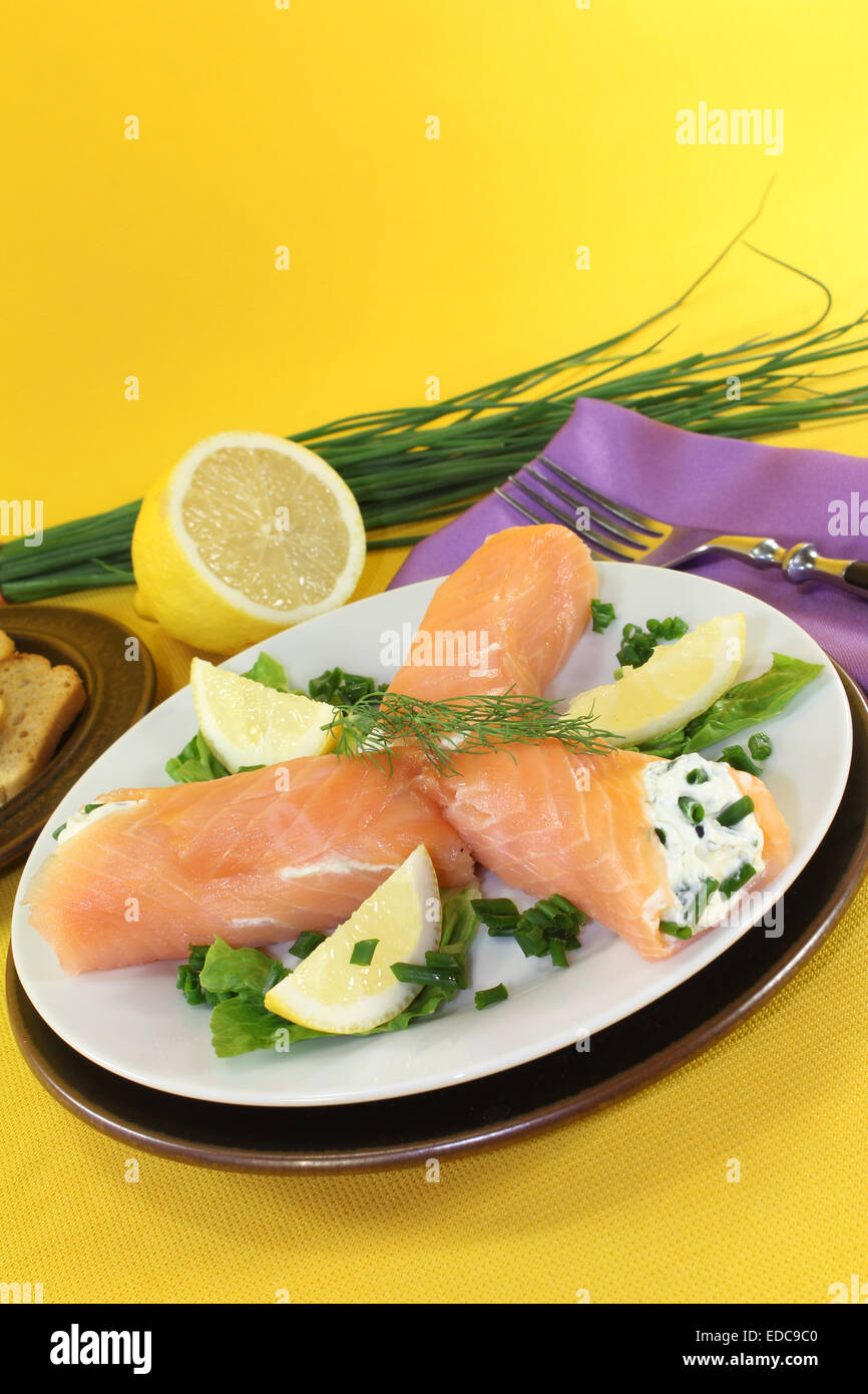 Lachs Brötchen mit Frischkäse und Schnittlauch Stockfoto