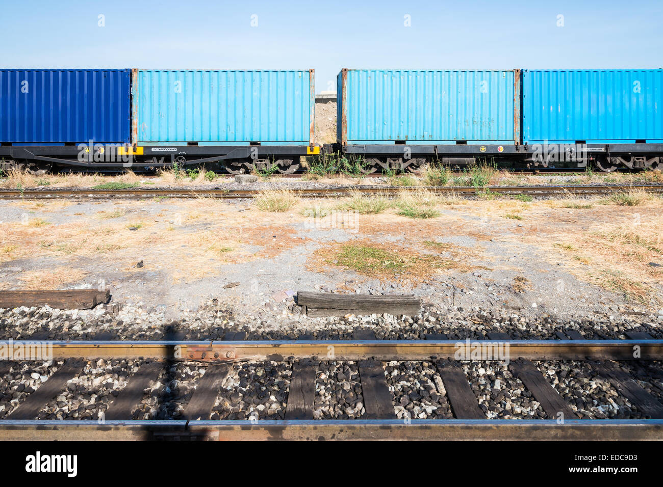 Container-Wagen der Güterzug in der Stadt-Station. Stockfoto