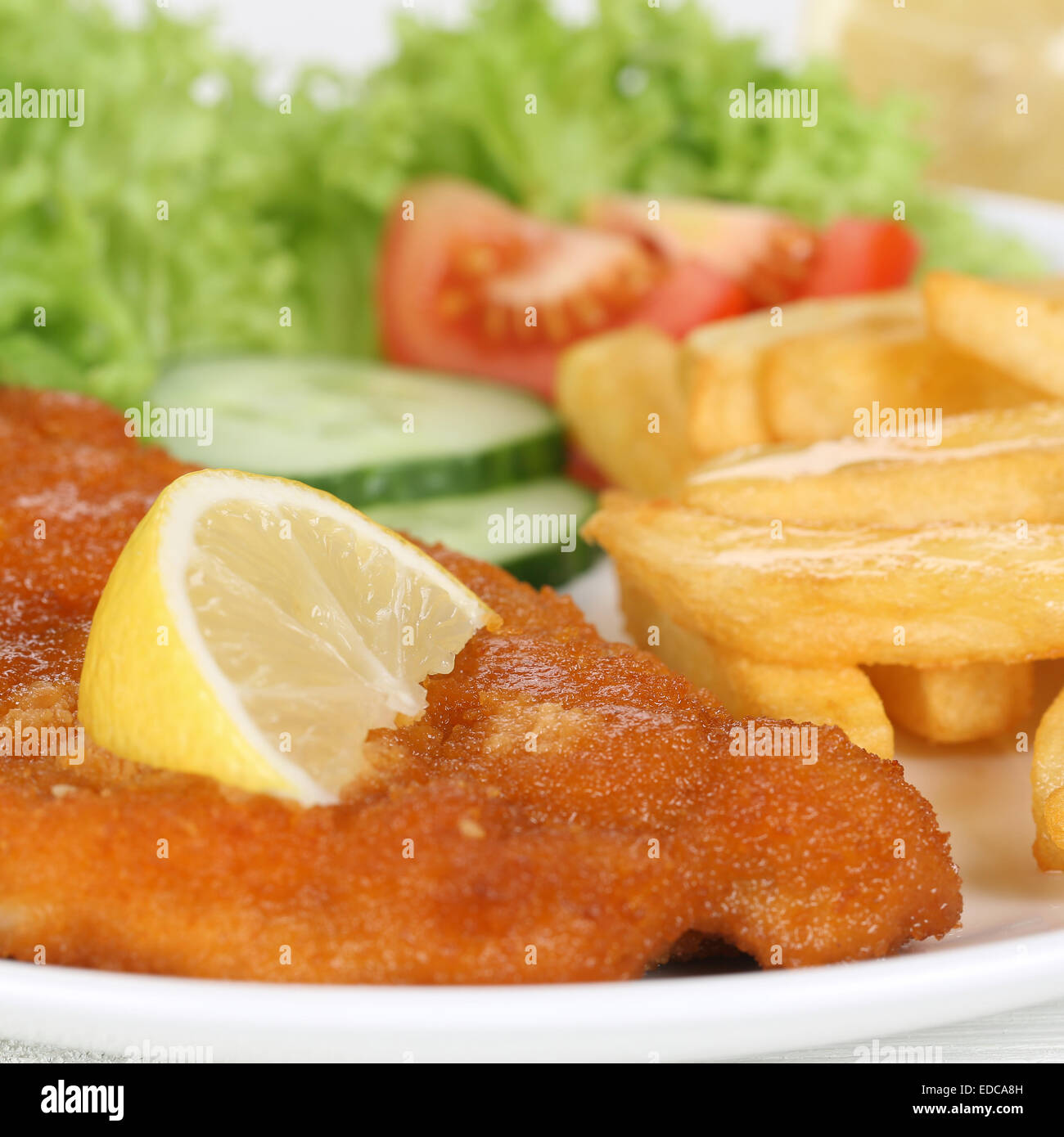 Schnitzel Essen mit Pommes Frites und Salat auf Teller Stockfoto