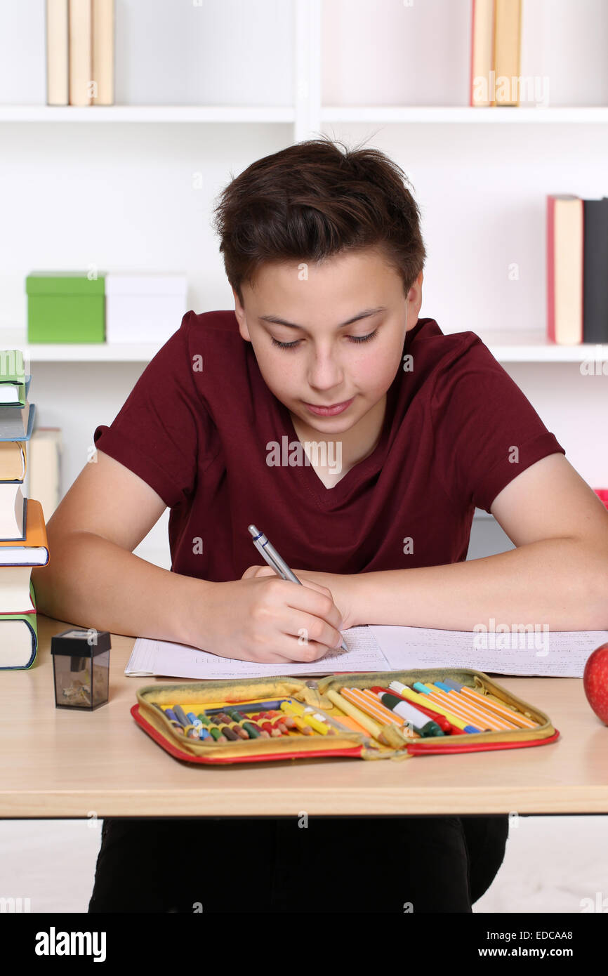 Kleines Kind seine Schulheft Hausaufgaben in der Schule schriftlich Stockfoto