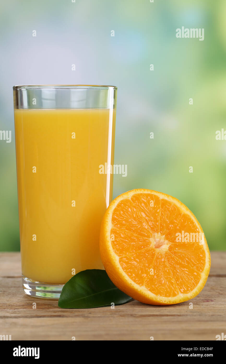Saft und Orangen Orangenfrucht im Sommer Stockfoto